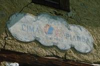 1087m