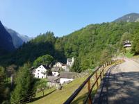 Collinasca (761m). La vieille route / La strada vecchia