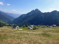 À droite la cabane Grossalp (1907m) / A destra la capanna Grossalp