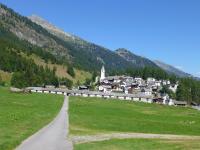 En premier plan, les écuries communautaires de Bosco Gurin / In primo piano le stalle comunitarie di Bosco Gurin
