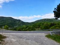 Au centre le col de l'Escrinet vu depuis le col de l'Arénier / Al centro il col de l'Escrinet visto dal col de l'Arénier