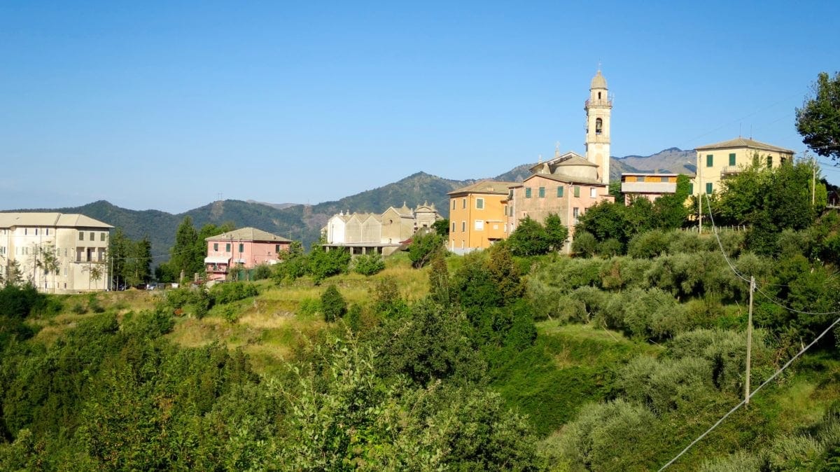 V4a Monte Zatta, village de Montemoggio (© Thierry Labour)