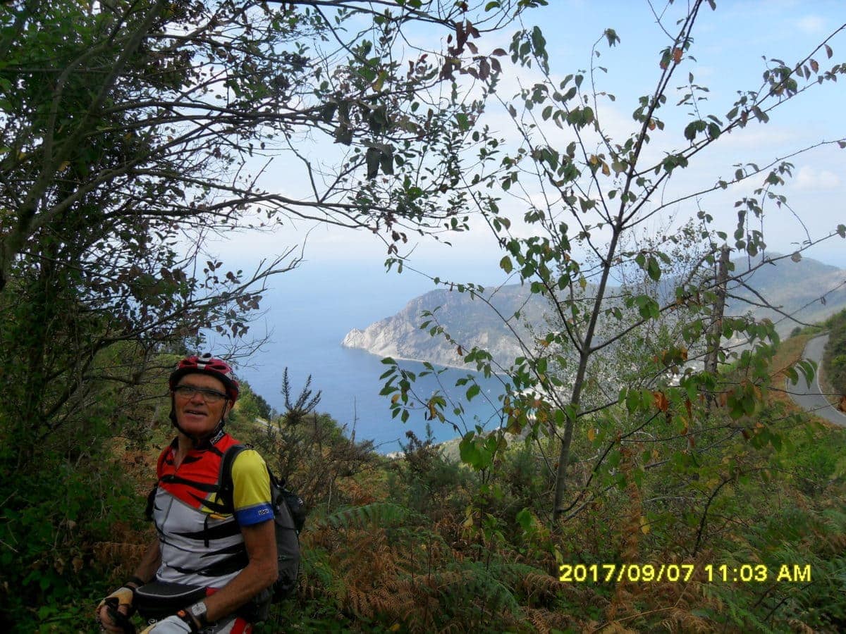 V9 Val di Vara, au loin Monterosso (© Michel Aussert)